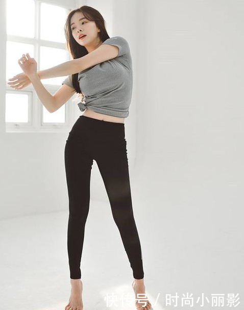 紧身打底裤：个性潮流的年轻美女，身材高挑迷人，养眼上镜！