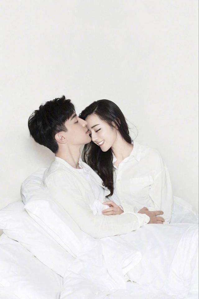 迪丽热巴和邓伦剧里剧外撒狗粮，花样示范高段位情侣装穿法