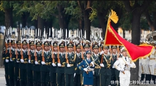天安门阅兵仪式，为何三军中都是陆军拿军旗？有多少人不知真相？