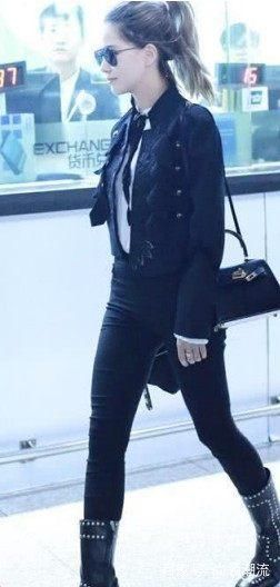 她的身材太迷人，穿性感小背心让人忍不住看两眼