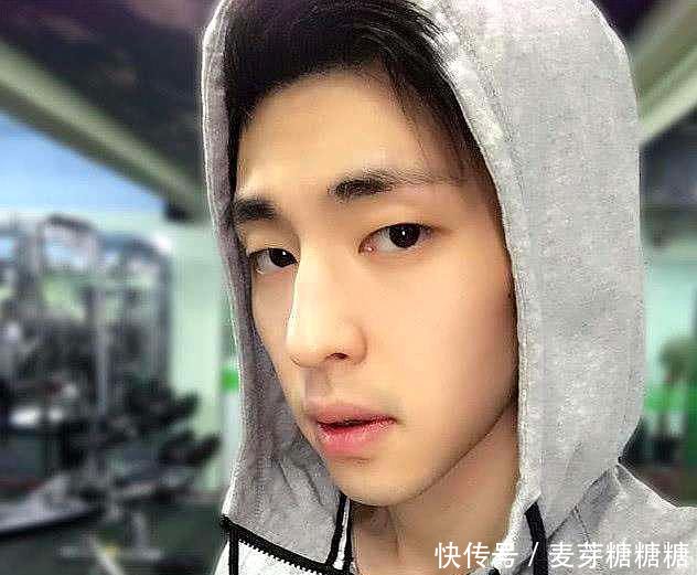 邓伦生活照曝出，和在戏中看得真是判若两人，竟还能笑出法令纹！