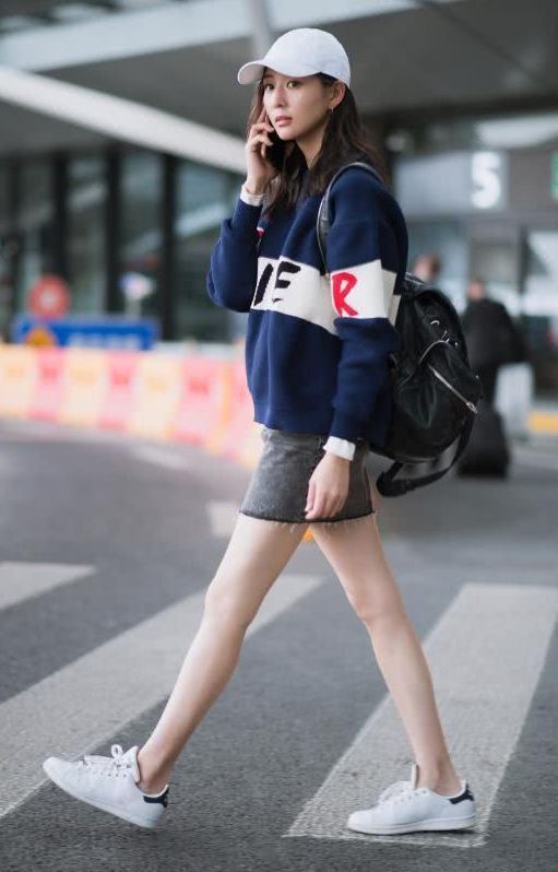 36岁张钧甯身着一袭深V长裙亮相,精致又有女人味