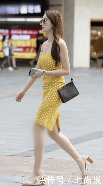 街拍: 小姐姐穿裙子虽然好看, 但是要防走光哦!
