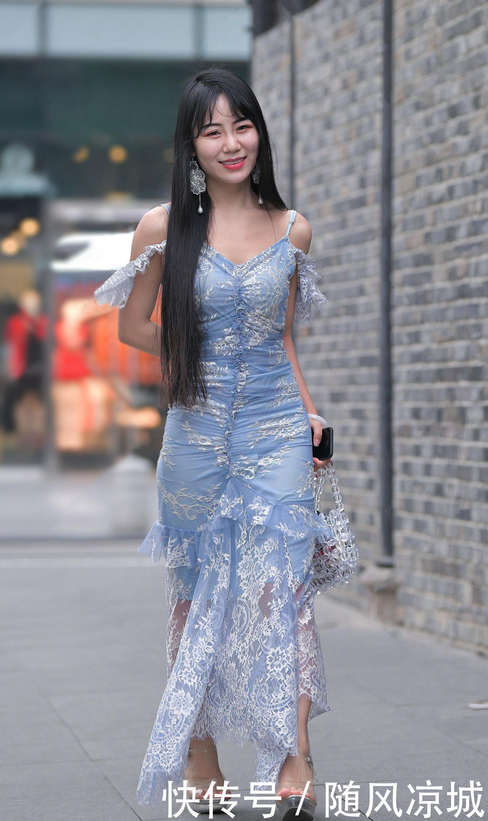  『厚底』蕾丝吊带连衣裙，搭配厚底高跟凉鞋，美女对身材自信穿出气质美