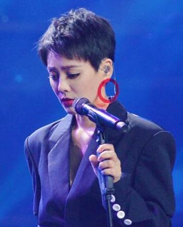 46岁宁静真敢穿, 半身裙仅用几根绳穿起来? 红