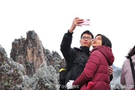 黄山景区现大面积雾凇云海奇观 将游客带入如诗如画幻境中