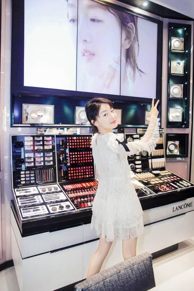 周冬雨最近是咋了，换造型师了吗？满屏都是大长腿