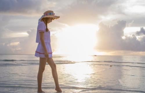 风韵迷人的时尚泳衣美女，塑造曼妙身材，十分抢眼！