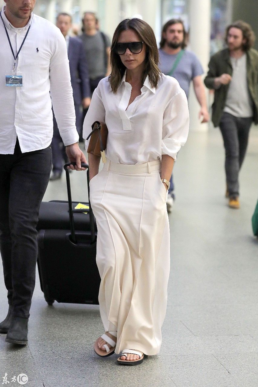 维多利亚现身机场，下身裙子太奇怪 贝克汉姆就喜欢这样的风格!