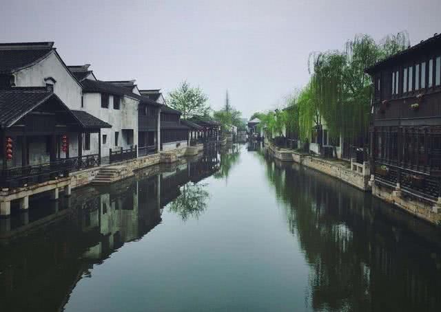 中国又一个古镇成空城，商家撤走繁荣不再有，凤凰古城的下场