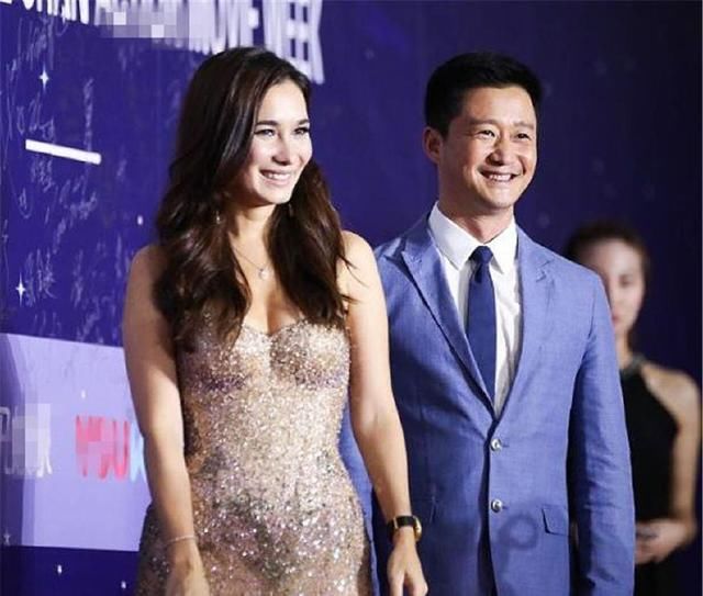 卢靖姗最过分的连衣裙，全程用包包遮挡，网友：韩庚知道吗