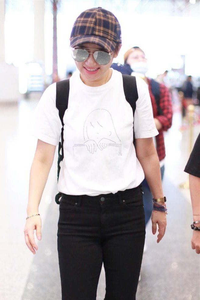 37岁Selina都不管理身材的吗?牛仔裤被挤变形，还被拍到最丑表情