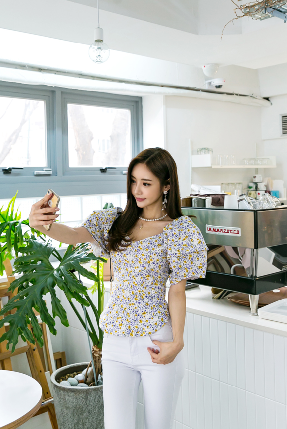 女神孙允珠,月牙夏葵小碎花冰点灯笼袖衫