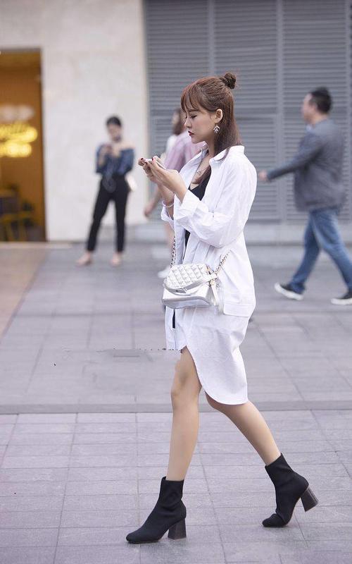 街拍：小姐姐把紧身裤穿出了打底裤的感觉，这样上街太美了！