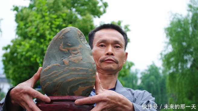  【姚茂成】农民7年前捡了一块6公斤石头 博览会上叫卖600万
