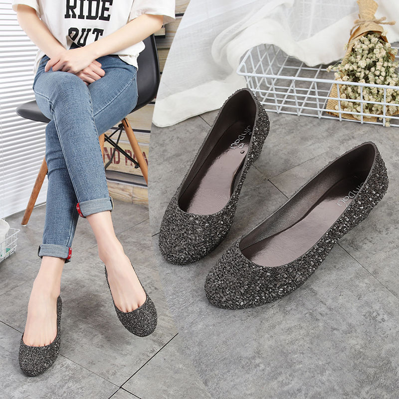 还穿什么高跟鞋!当夏主流“软飘鞋”，舒适透气不累脚，嫩且年轻