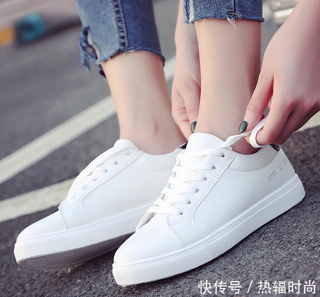 陈妍希一家三口现身机场, 大家却被她脚上的鞋子圈粉, 真心好看