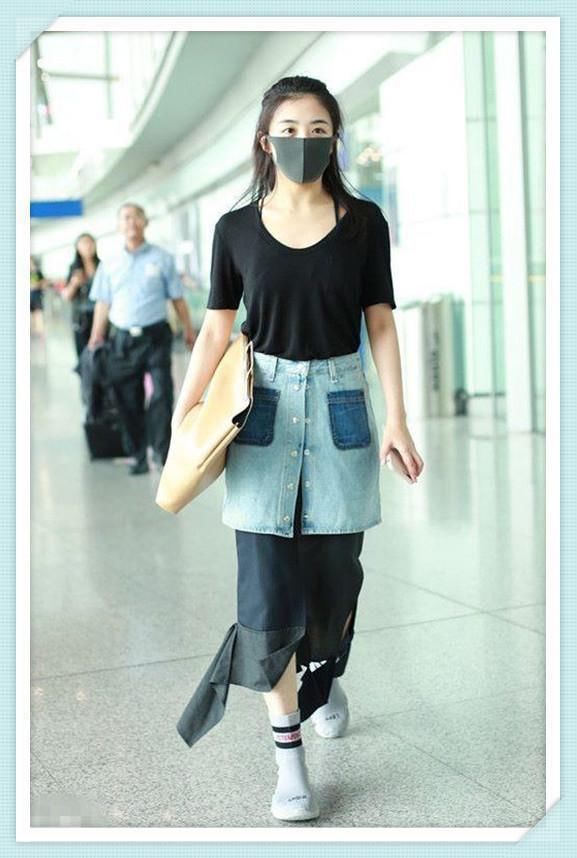 张含韵的时尚真难懂！不仅在长裙外套条短裙，还把袜子当鞋子穿！