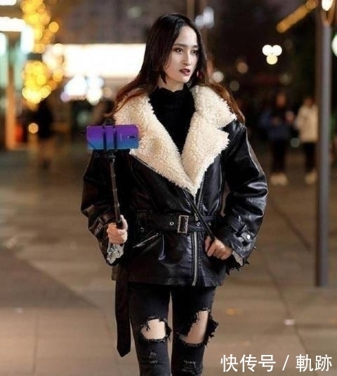 【搭配一双黑】街拍小姐姐的腿真长穿紧身牛仔裤配高筒靴,看着养眼