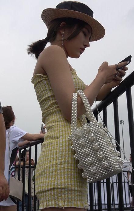 街拍:等公交的黄色包臀裙少女,坐宝马的命!