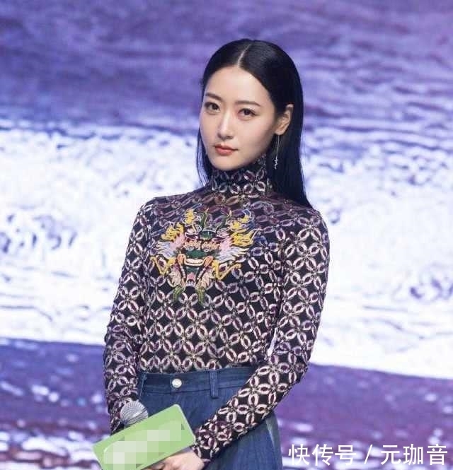 「 不住」她搭配印花上衣却意外时髦，白冰厉害了！拖地阔腿裤一般人吼不住