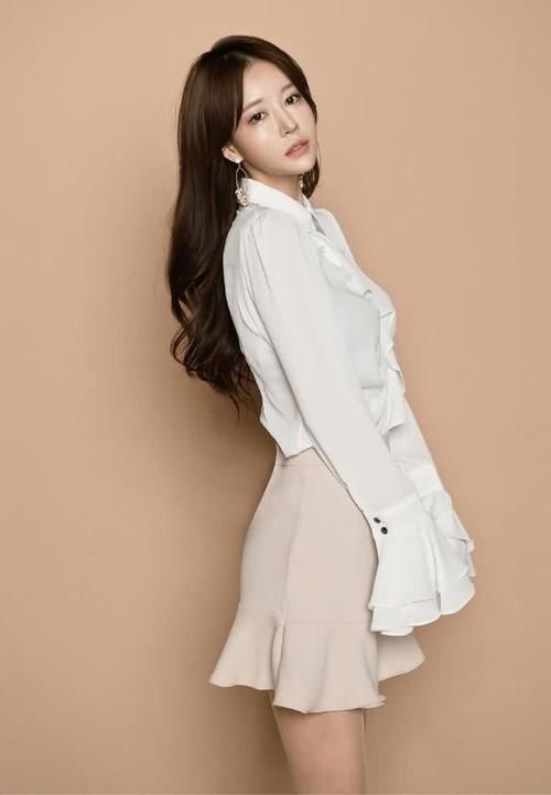 时尚搭配：个性衬衫与包臀裙的装扮，散发出知性小女人的干练气质