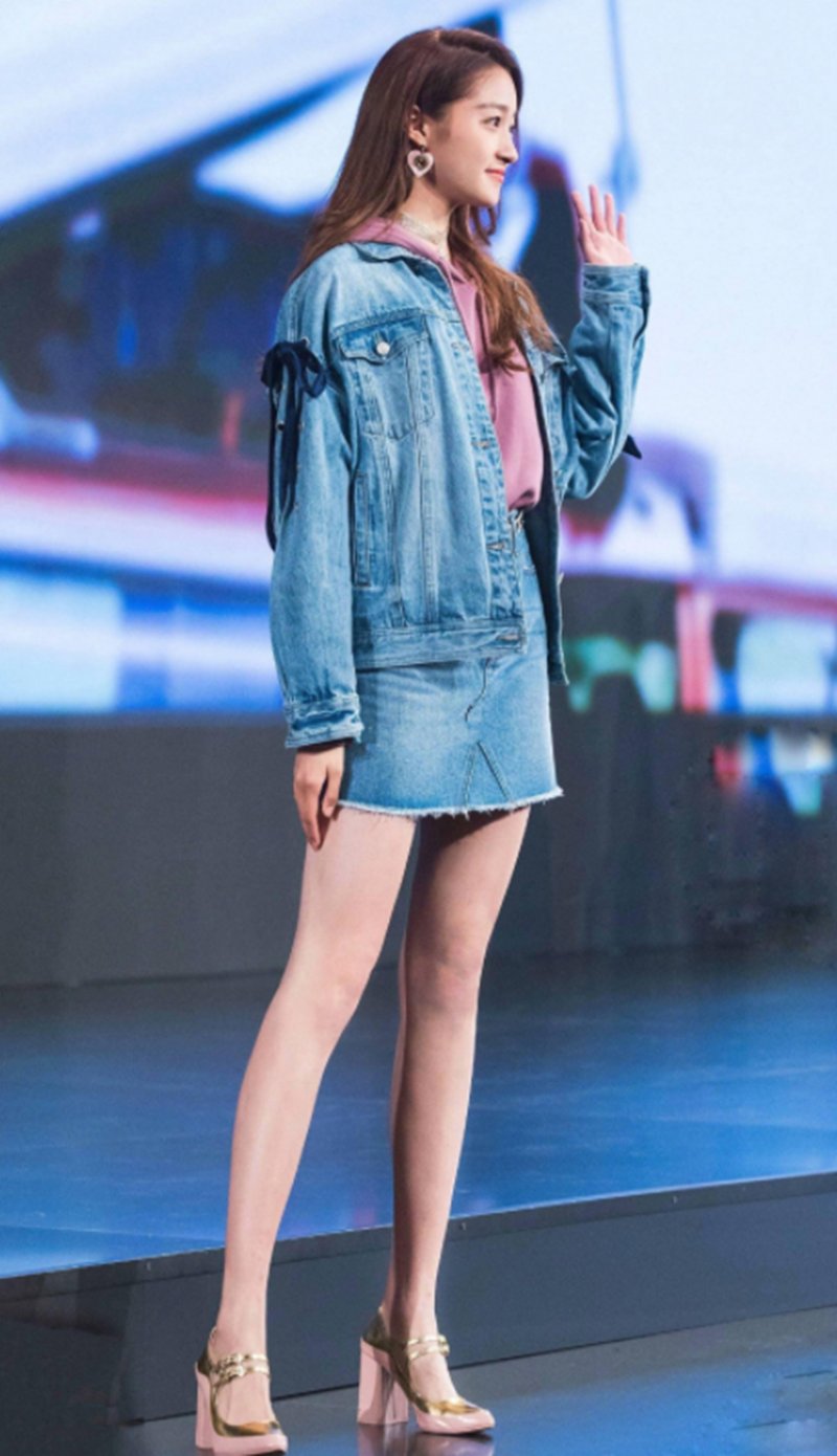 关晓彤站姿绝了，两腿间距“有太平洋”这么宽，难怪鹿晗那么爱她