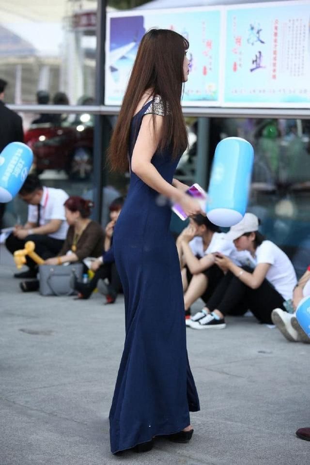 小姐姐凸显自己美腿的裙子，配上一双高跟鞋，看起来高挑美丽