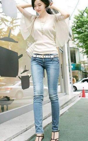 街拍:恬静优雅的热裤小姐姐展现靓丽紧致好身姿,婉约又别致!