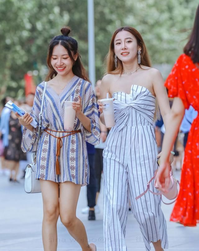 『显瘦』路人街拍,T恤修身显瘦,半身裙穿出大长腿