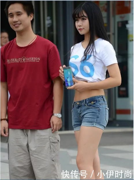 俏皮小姐姐穿出火辣身材，一双筷子腿青春甜美风满满