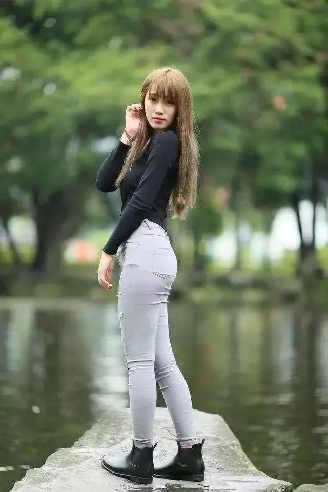 黑色纽扣露脐装搭配灰色紧身裤，随性俏皮一抹风情