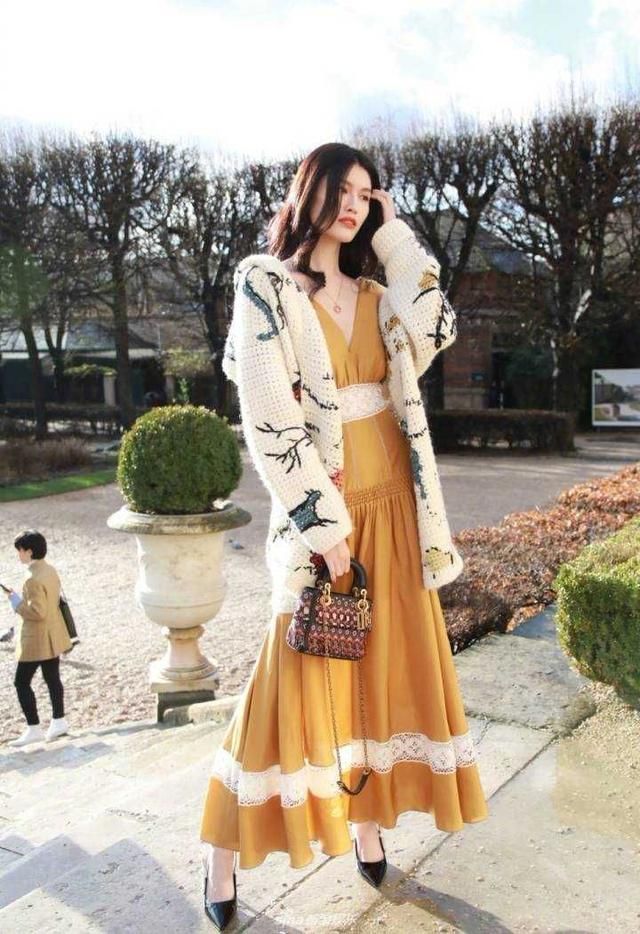 何穗换了化妆师？脸上粉底未免也太厚了！网友：仙姑变“乡姑”了