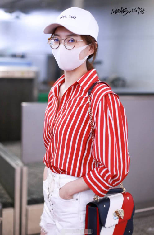 江疏影只是穿了条牛仔短裤，撩力十足迷翻人，“腿精”不是白叫的