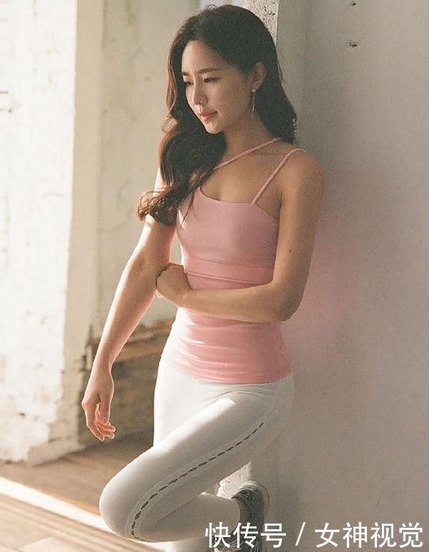 潇洒浪漫的打底裤美女，身材紧致有型，真让人羡慕！