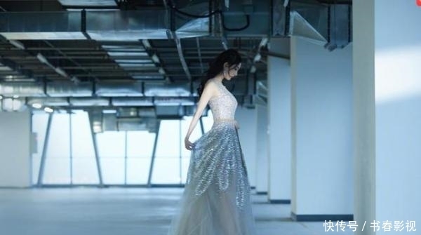 杨颖■当两人同穿亮片长裙时，一个美如仙一个嫩如花，京有杨幂港有杨颖