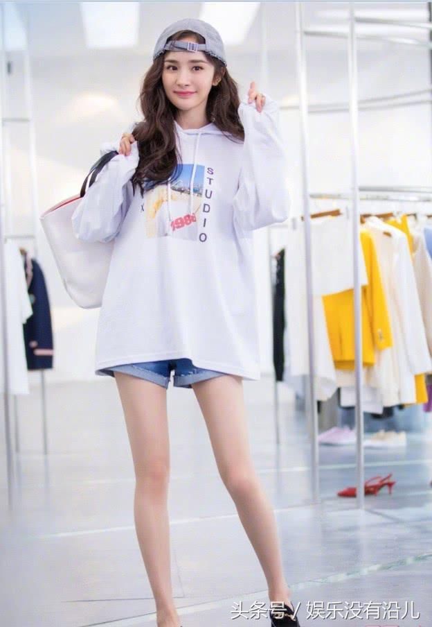 服了杨幂什么货都带，把奶奶的“花被单”裹身上，却尽显少女感！