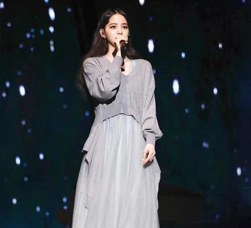 『女人味』卫衣配牛仔裤早过时了，针织衫+裙装成新宠，让你散发女人味