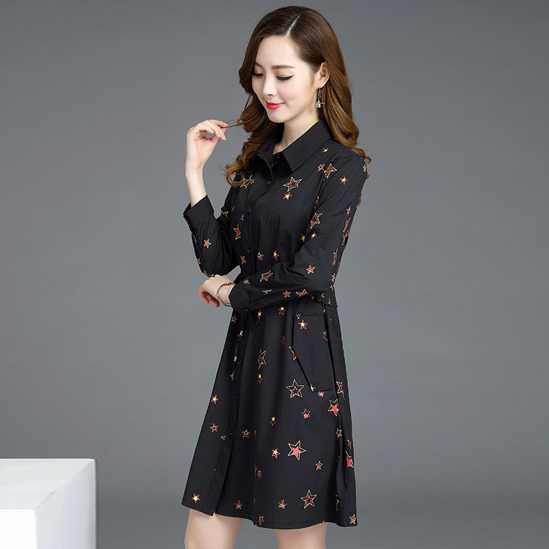 天呐,60后小姨真敢穿!“酒红”妈妈装+裸鞋,洋气减龄二十岁