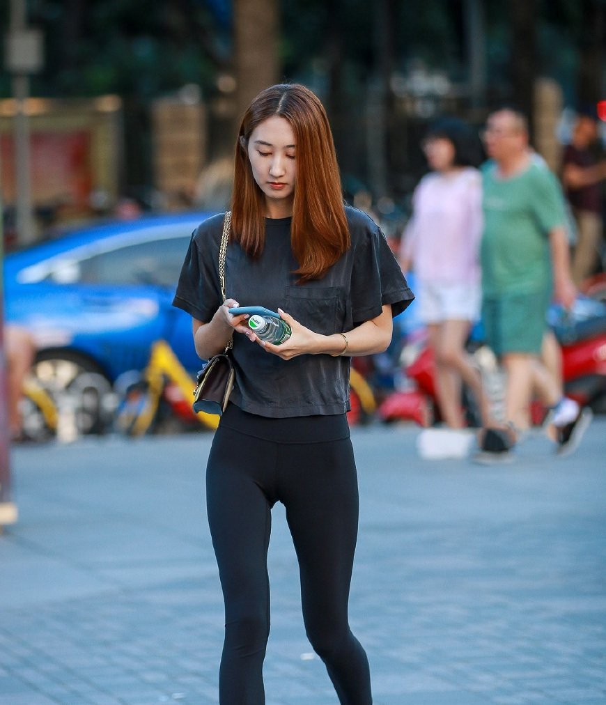 街拍：图二穿吊带裙，采用“网纱”的设计风格，真的很时尚！