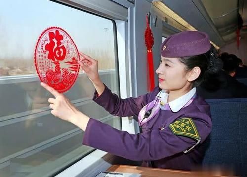 美女@高铁上男子一声“铁姐”逗乐众人，美女乘务员的回应赢得满