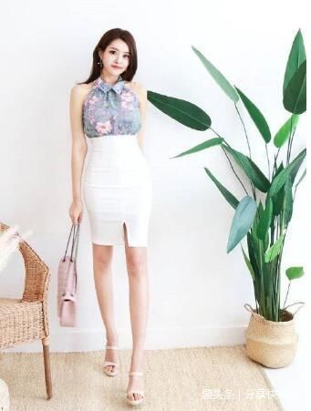 很有气质的连衣裙小姐姐，紧身穿搭秀出修长的美腿，非常的迷人!