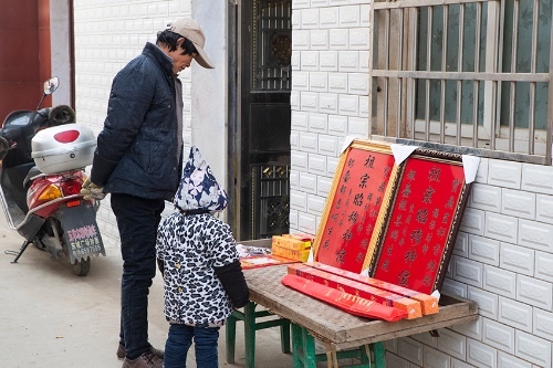  见到：乡村 “露水集”，城里人难见到，集市很早很小，方便群众