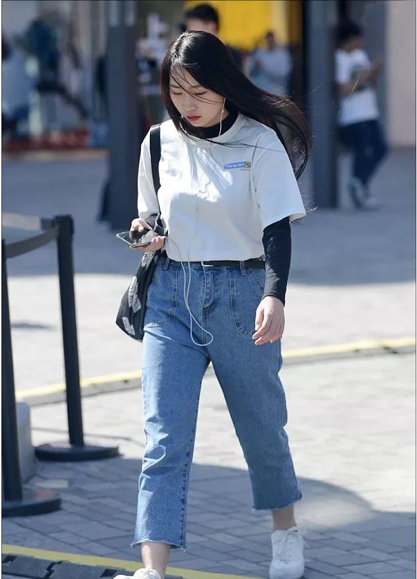 街拍美女:身材凹凸有致的性感美女!