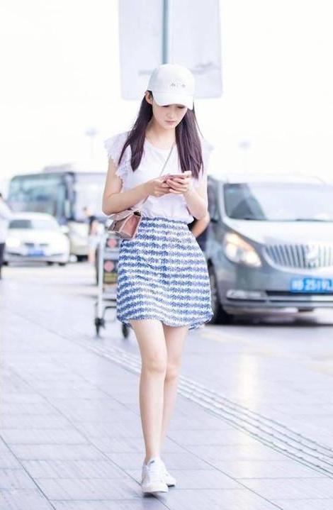 李沁穿露脐装秀蚂蚁腰，却被赘肉抢镜，网友：去健身房练练再来吧