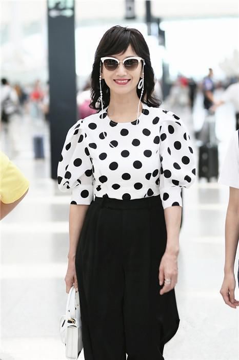 63岁赵雅芝和47岁钟丽缇同穿阔腿裤，终于明白保持身材的重要性