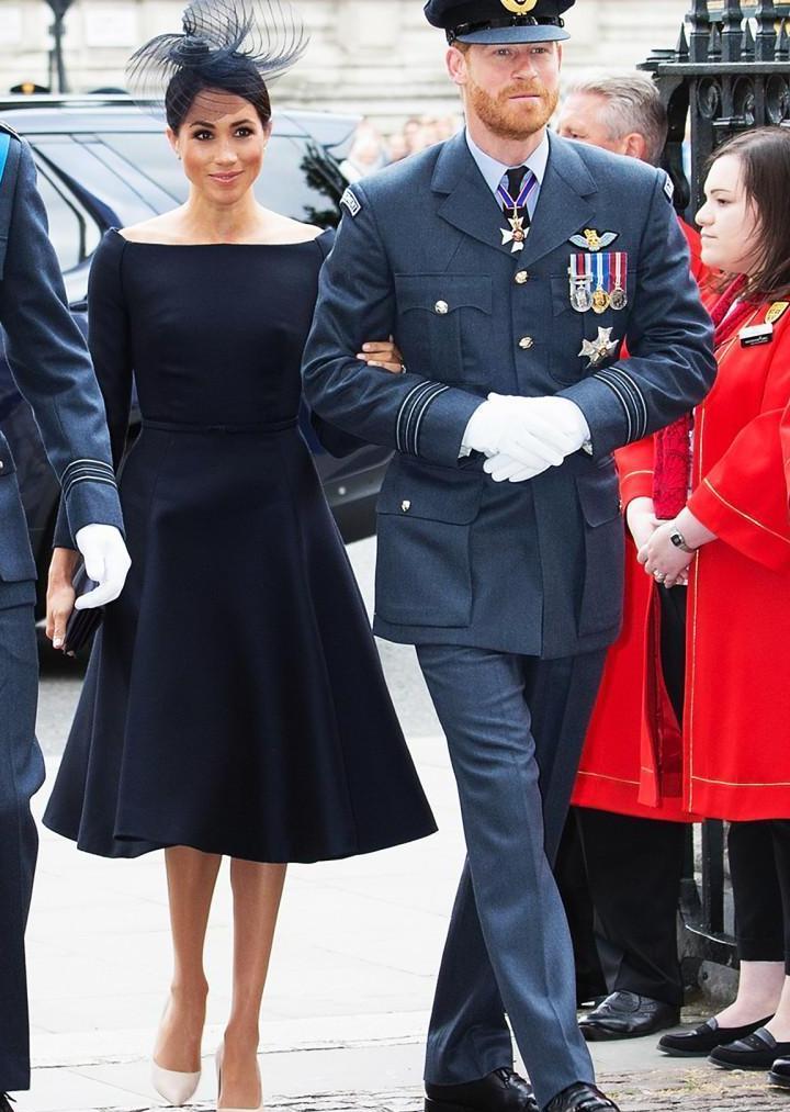 凯特王妃袭连衣裙亮相空军“百年纪念日”! 查尔斯夫妇秀大恩爱!