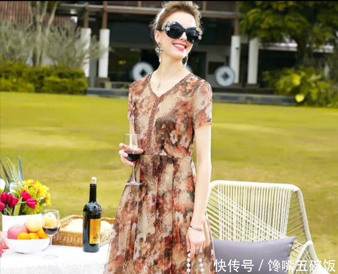 『女人』中年的你还在穿紧身裤?优雅女人都穿裙子了,时髦又减龄