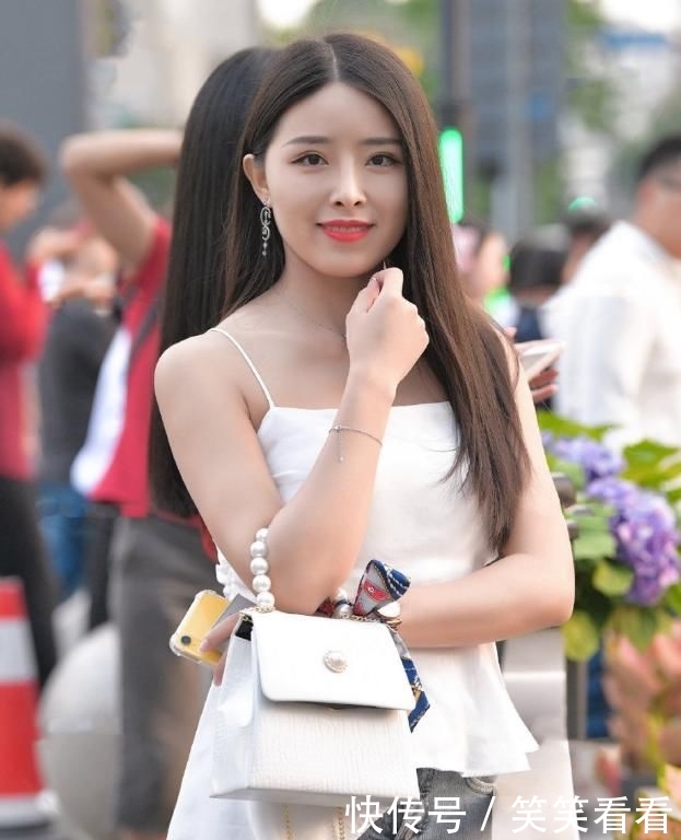 『 开叉』一件黑色短袖搭白色开叉裙，时尚有韵味，街拍：长发披肩的小美女