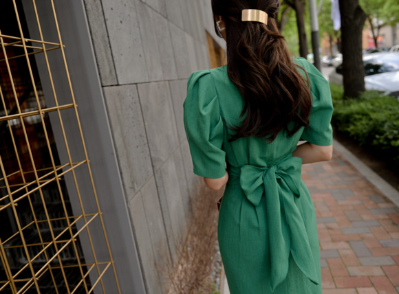 头条女神孙允珠，青松柏木夏日绿茵灯笼袖礼裙